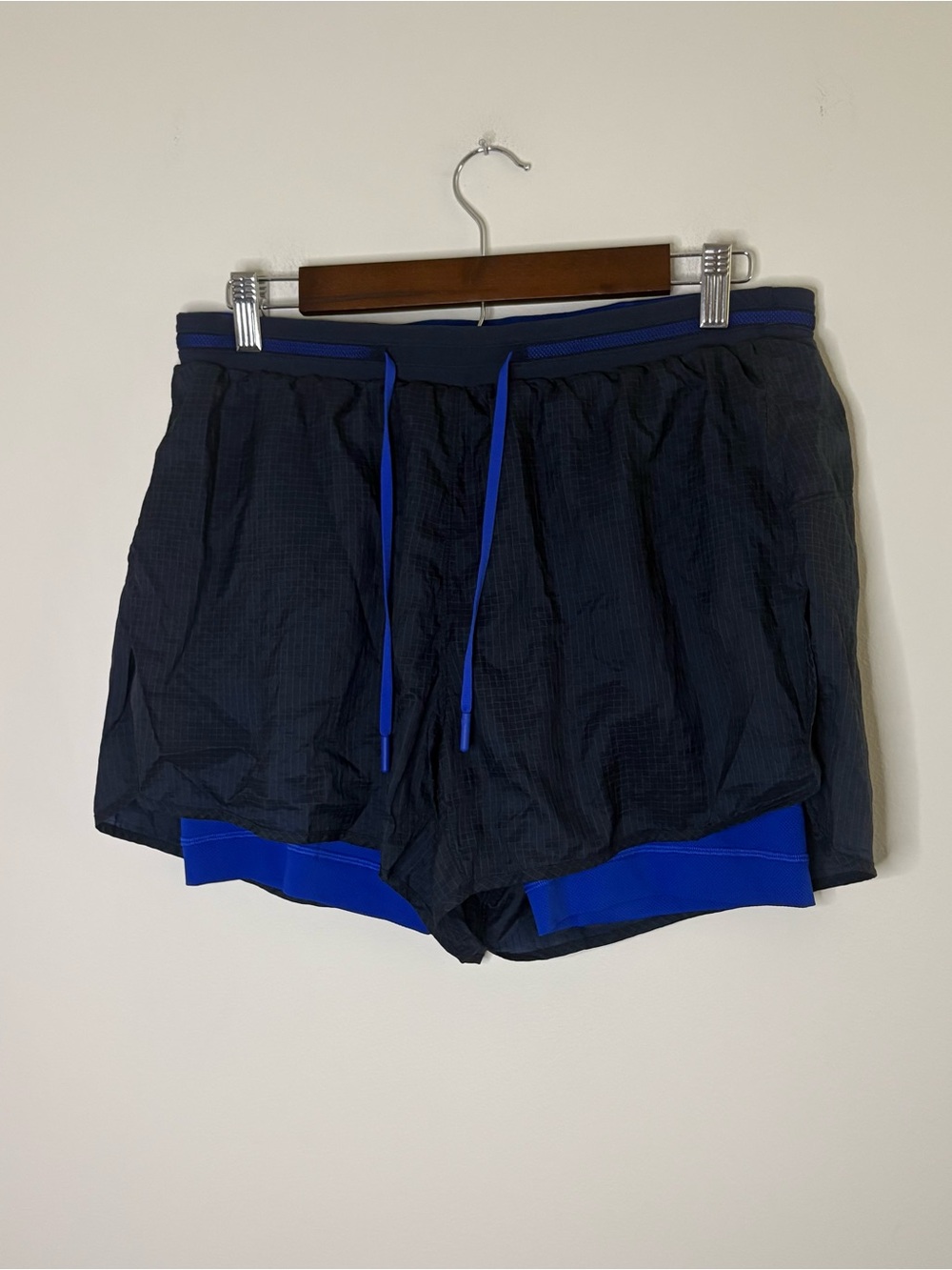 Lululemon Women’s Large Athletic Gym Shorts Liner Shorts Black Blue